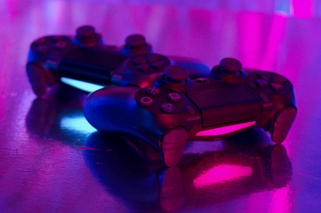 Manettes de console de jeux vidéo représentant le jeux vidéo.